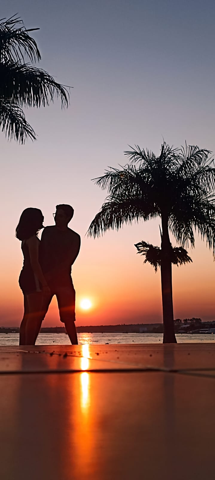 Foto dos noivos ao por do sol